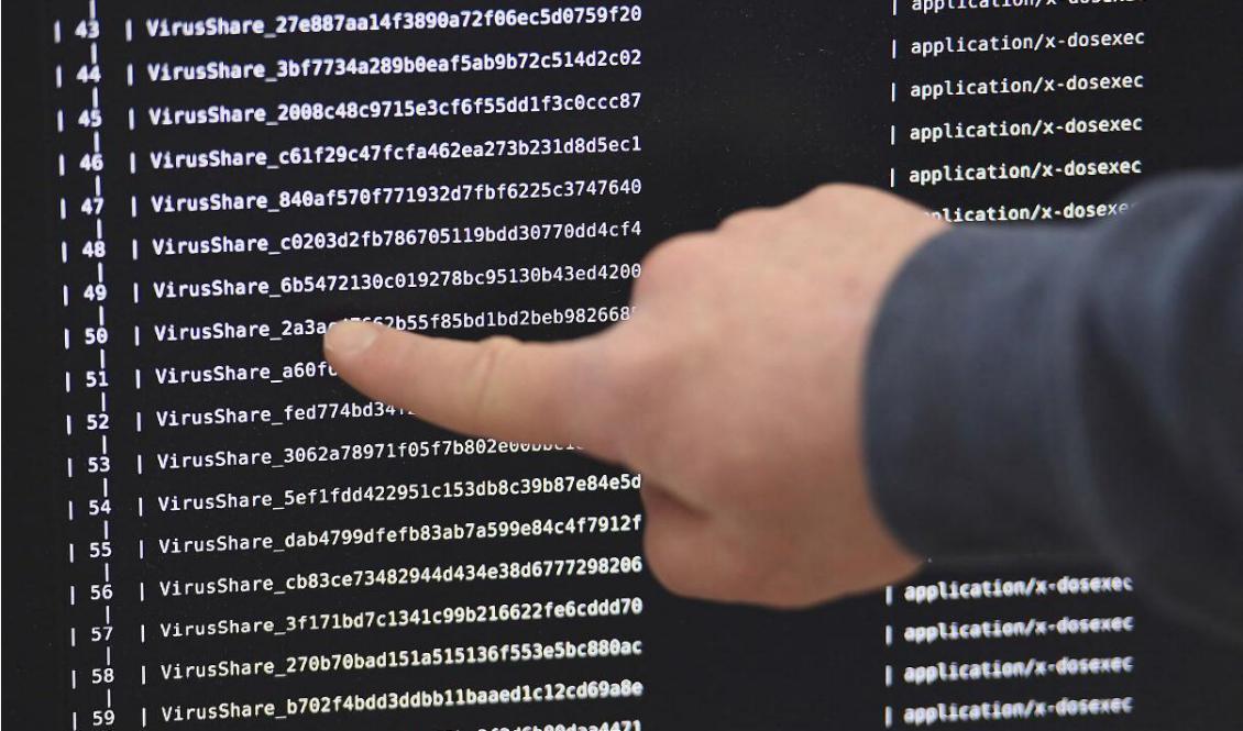 En it-forskare visar en dator som attackerats av så kallad ransomware vid Inria-laboratoriet i Rennes i Frankrike, där sådan mjukvara studeras. Foto: Damien Meyer/AFP via Getty Images