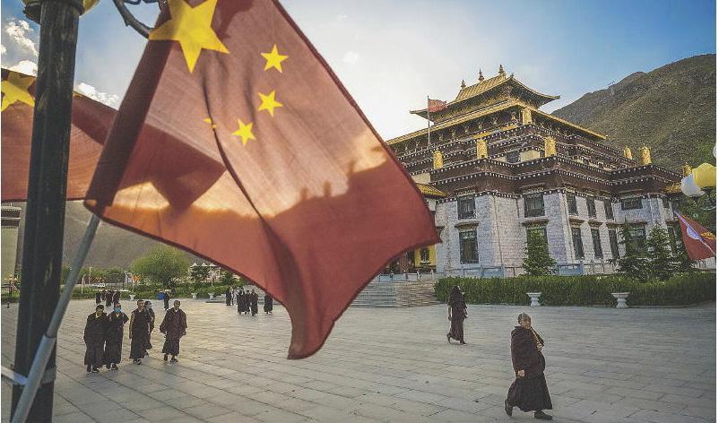 Folkrepubliken Kinas flagga hängande i Lhasa markerar den fortsatta ockupationen av Tibet. Situationen har pågått sedan 50-talet och orsakat mycket lidande. Foto: Kevin Frayer/Getty Images