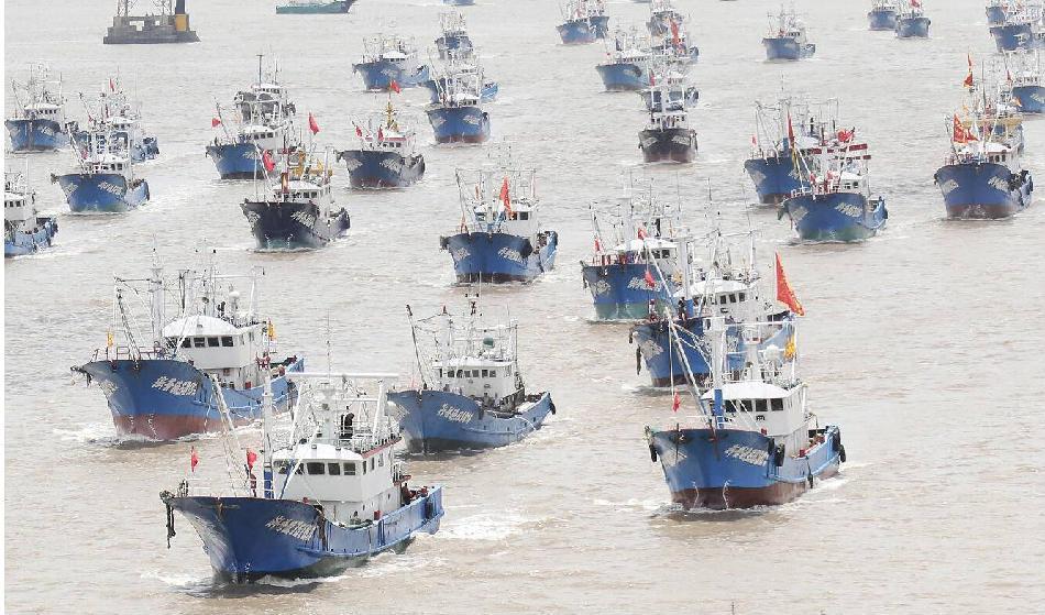 Några av båtarna i Kinas gigantiska fiskeflotta är på väg mot hamnen i Zhoushan, Zhejiangprovinsen, den 1 augusti 2021. Foto: Shen Yongjian/VCG via Getty Images