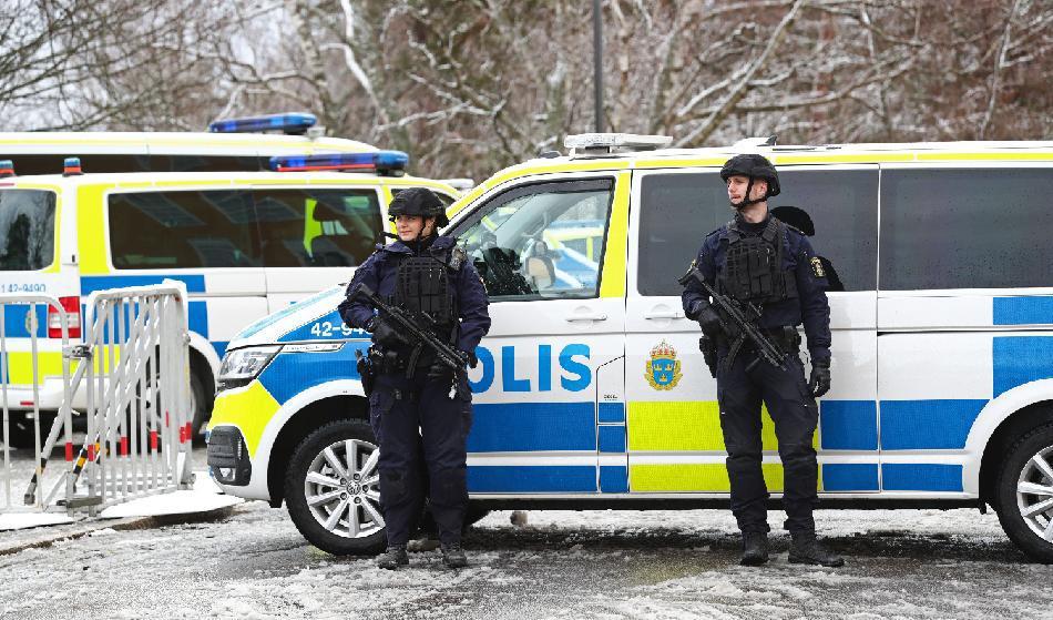 Uppklarningsprocenten för skjutvapenmord i kriminella miljöer fortsätter att sjunka. Svenska poliser bevakar en mordrättegång i Linköping. Foto: Shutterstock/Jeppe Gustafsson