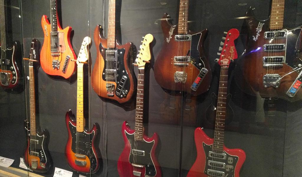 En samling Hagströmgitarrer, som det antagligen plinkats oräkneliga hitlåtar på genom åren. Kan ses på Porfyr- och Hagströmmuseet i Älvdalen. Foto: Emil Almberg