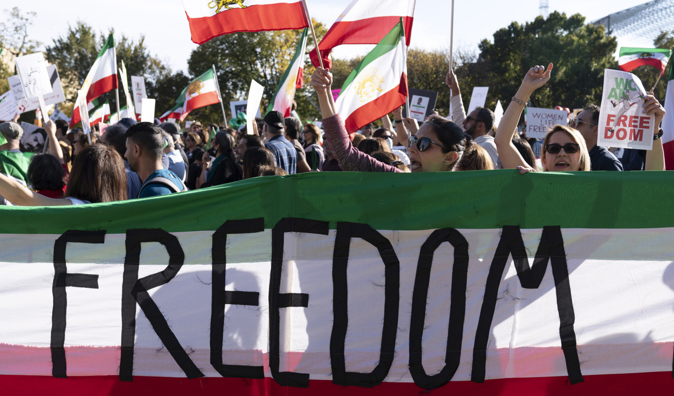 De omfattande protesterna bröt ut efter det att 22-åriga Mahsa Zhina Amini dog i moralpolisens förvar. Arkivbild. Foto: Jose Luis Magana/AP/TT