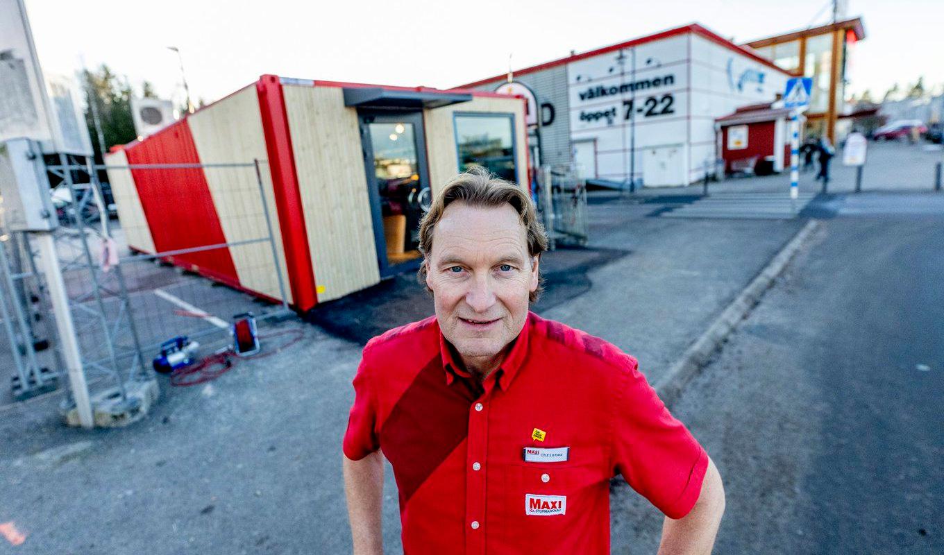 Christer Johansson vid containern där man ska kunna köpa varor när butiken är stängd. Foto: Adam Ihse/TT