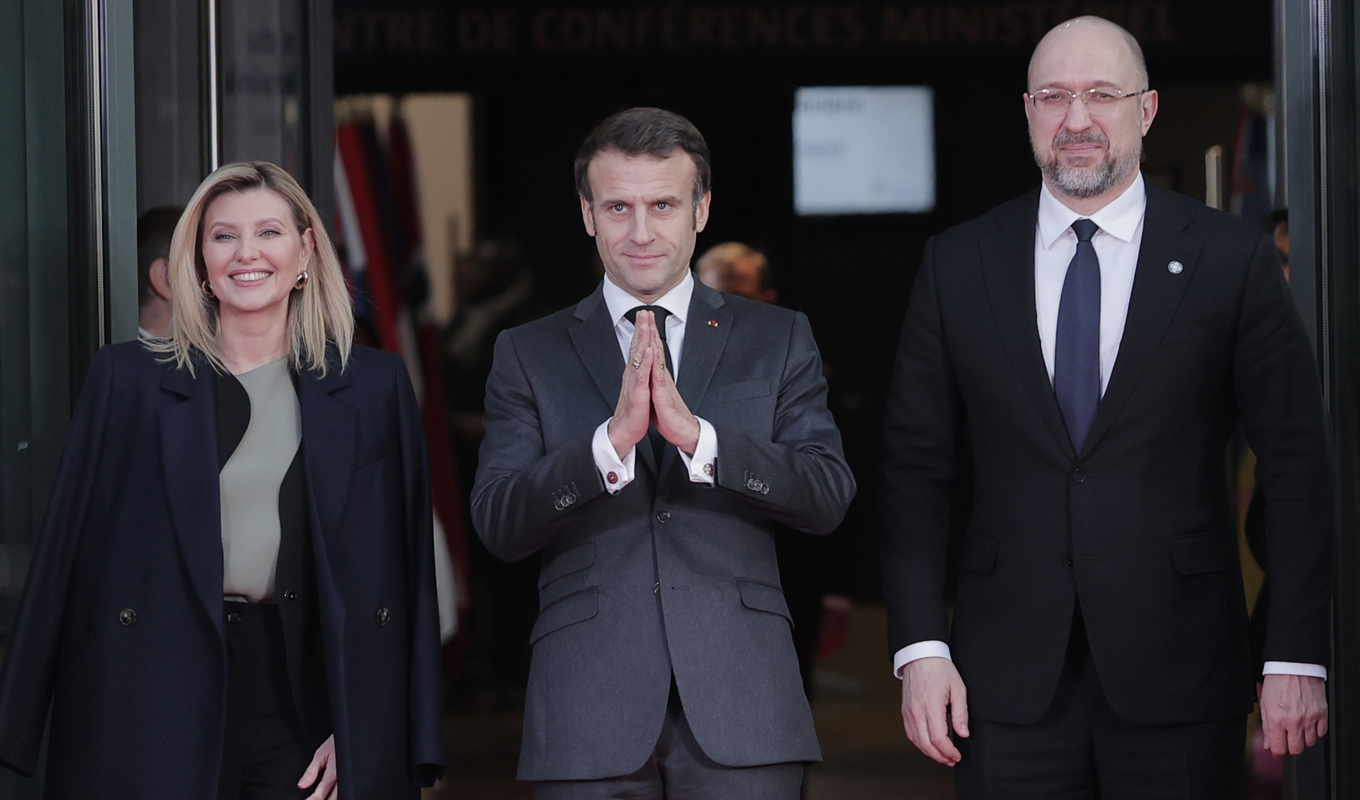 Ukrainas presidentfru Olena Zelenska, Frankrikes president Emmanuel Macron samt Ukrainas premiärminister Denys Sjmyhal inför givarkonferensen i Paris. Foto: Lewis Joly/AP/TT