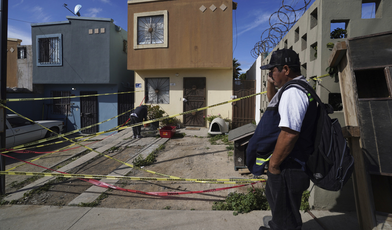 Avspärrningar vid Lourdes Maldonado López hem i Tijuana, en gränsstad som i princip sitter ihop med den amerikanska staden San Diego. En vän till henne står och väntar på att ta hand om den mördade journalistens husdjur. Bilden togs den 25 januari. Foto: Marco Ugarte/AP/TT