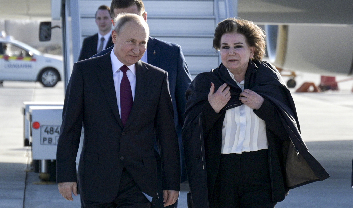 Rysslands president Vladimir Putin tillsammans med Valentina Teresjkova, som 1963 blev första kvinna i rymden. Arkivfoto. Foto: Alexei Druzhinin/AP/TT