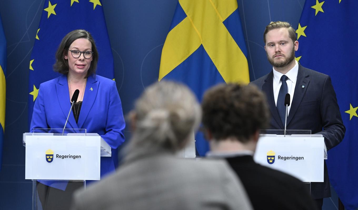 Migrationsminister Maria Malmer Stenergard (M) höll en pressträff tillsammans med Sverigedemokraternas gruppledare i riksdagen Henrik Vinge. Foto: Jessica Gow/TT