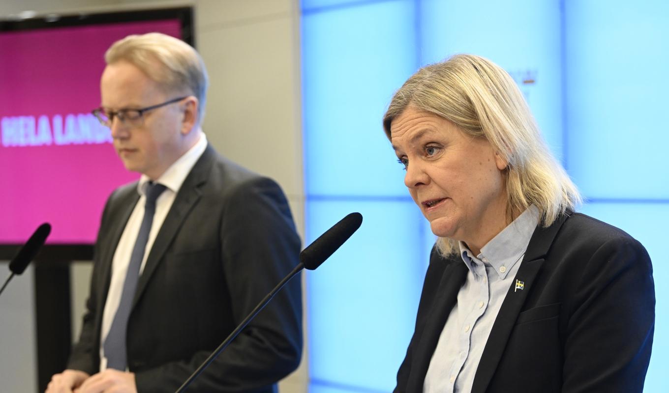 Socialdemokraternas partiledare Magdalena Andersson (S) och gruppledare i näringsutskottet Fredrik Olovsson (S) presenterar åtgärder mot höga elpriser. Foto: Jessica Gow/TT