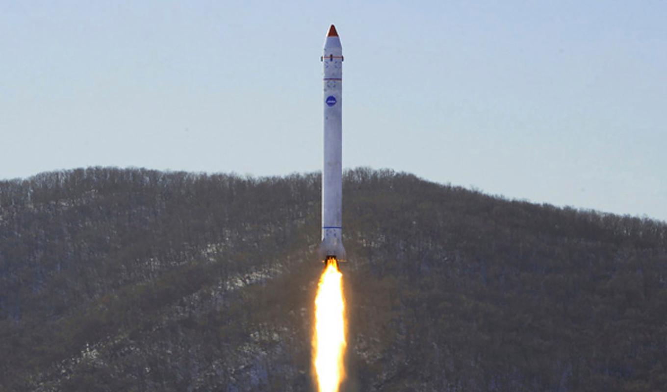 Den här bilden från den nordkoreanska regeringen visar vad de hävdar är ett test av ett satellitsystem. Bilden har inte kunnat verifieras av utomstående källor. Foto: AP/TT