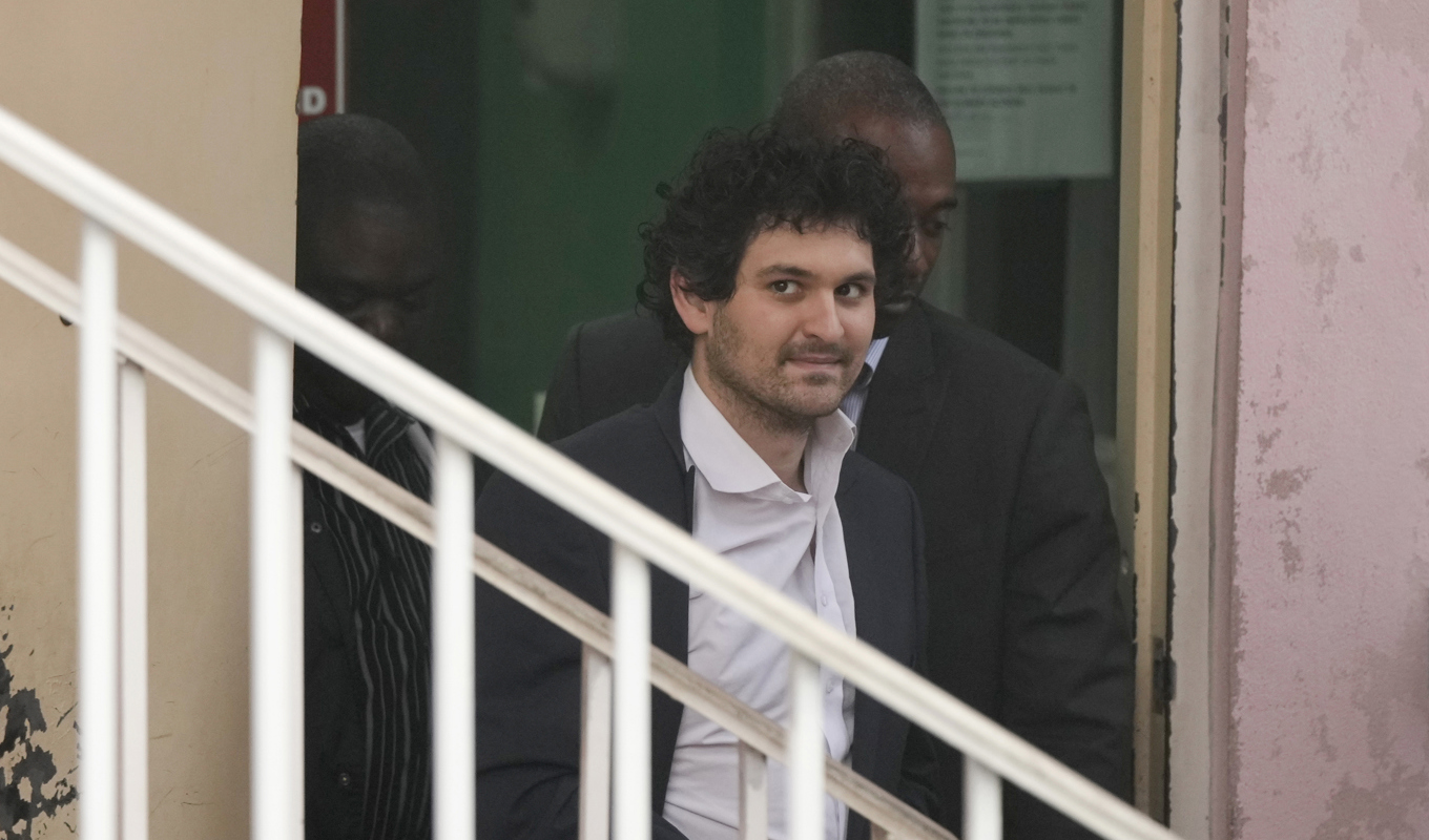 Sam Bankman-Fried leds ut från domstolen i Nassau på onsdagen. Foto: Rebecca Blackwell/AP/TT