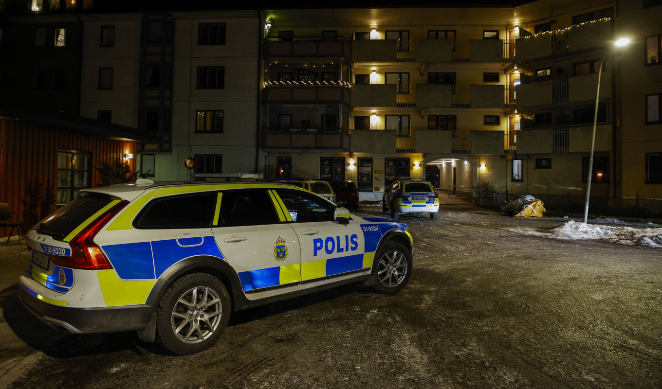 Nationella bombskyddet och polisens tekniker ska genomföra en teknisk undersökning på plats. Foto: Christine Olsson/TT