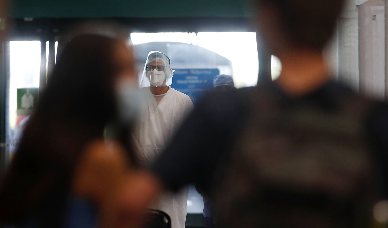 Covidkontroll vid Malpensa-flygplatsen i Milano under 2020. Arkivbild. Foto: Antonio Calanni/AP/TT