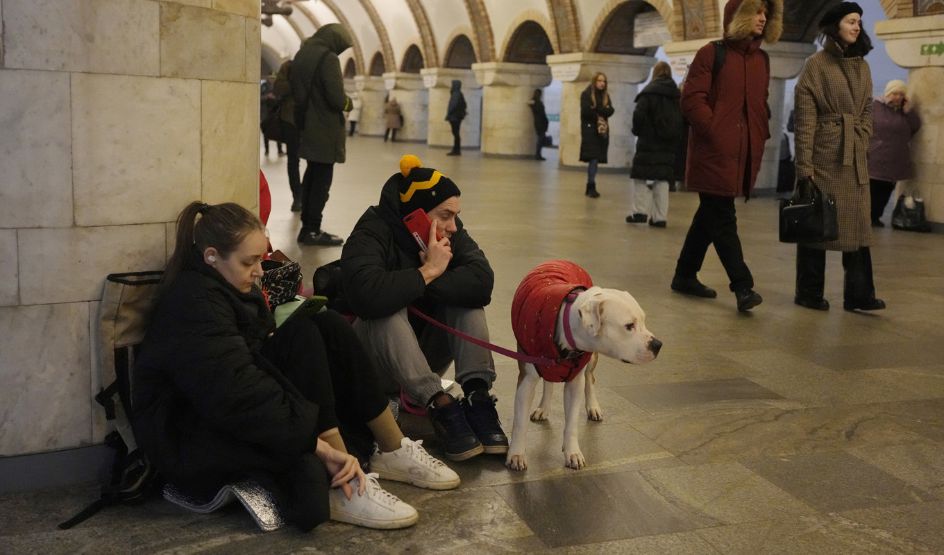 Kievbor tar skydd i en tunnelbanestation under ett flyglarm på torsdagen. Foto: Efrem Lukatskij/AP/TT