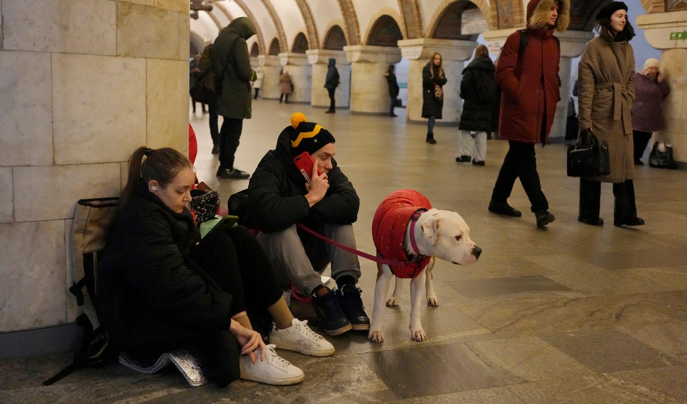 Kievbor tar skydd i en tunnelbanestation under ett flyglarm på torsdagen. Foto: Efrem Lukatskij/AP/TT