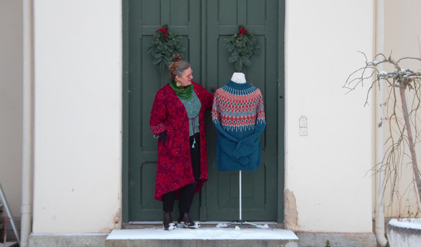 Lotta Johansson med tröjan Foyka som hon stickade till sin make i julklapp i år. Foto: Anne Hakosalo