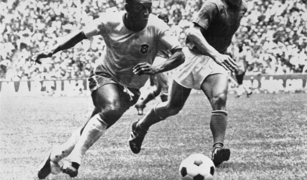 Pelé dribblar förbi Tarcisio Burgnich under VM-finalen den 21 juni 1970 i Mexico City, när Brasilien slog Italien med 4–1 och vann sin tredje världsmästartitel. Foto: EPU/AFP via Getty Images