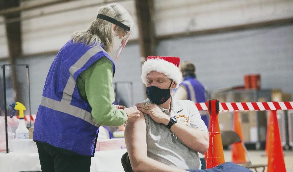 I USA drog vaccineringen mot covid-19 igång i mitten av december 2020. Här blir en man i Mayland vaccinerad dagen före julafton. Foto: Creative Commons