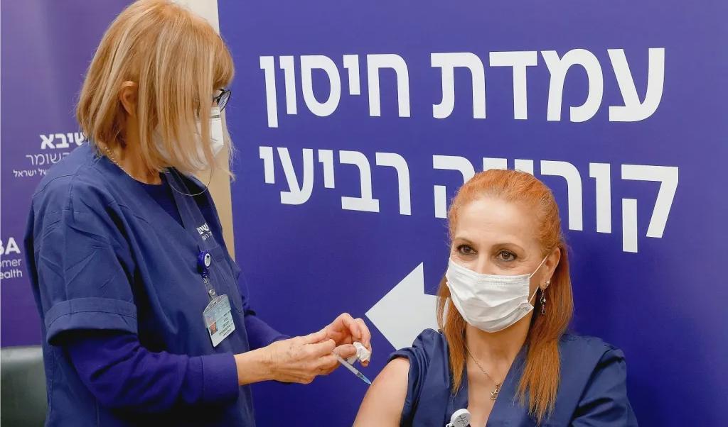 


En israelisk sköterska får sin fjärde dos Pfizervaccin på en klinik nära Tel Aviv. Sex miljoner israeler har vaccinerats med Pfizers covidvaccin.
Foto: Jack Guez/AFP via Getty Images                                                                                                                                    