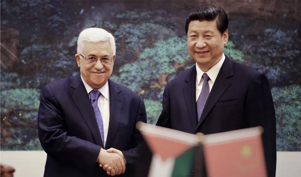 Palestinas president Mahmud Abbas skakar hand med Kinas president Xi Jinping under ett möte i Peking 2013. En vänskap som länderna slår vakt om. Foto: Jason Lee-Pool/Getty Images