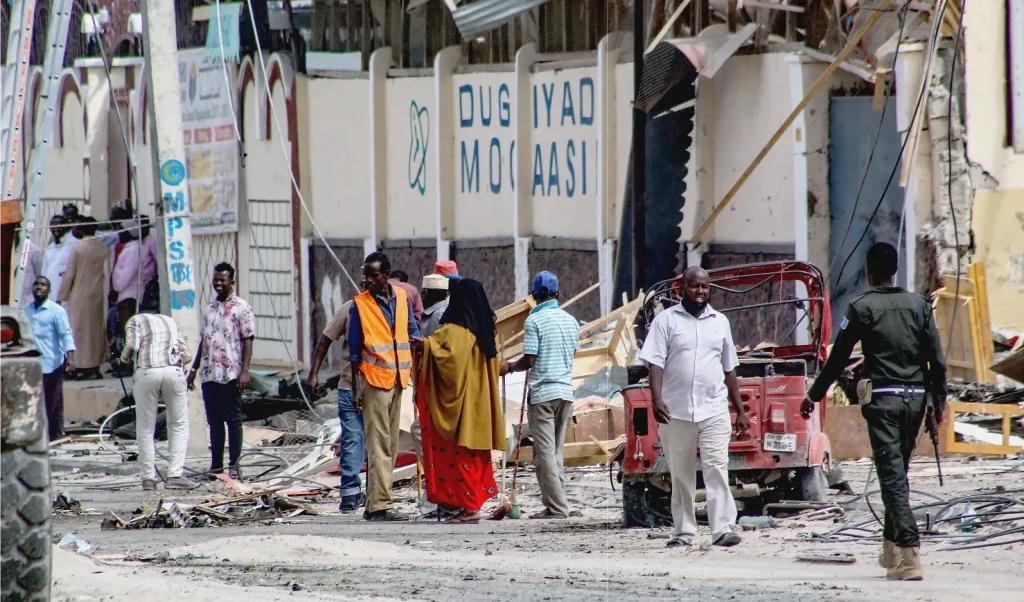 Gata i Mogadishu efter ännu ett sprängdåd. Somalias huvudstad är en ofta återkommande destination dit unga flickor och pojkar från Sverige förs. Foto: AFP via Getty Images