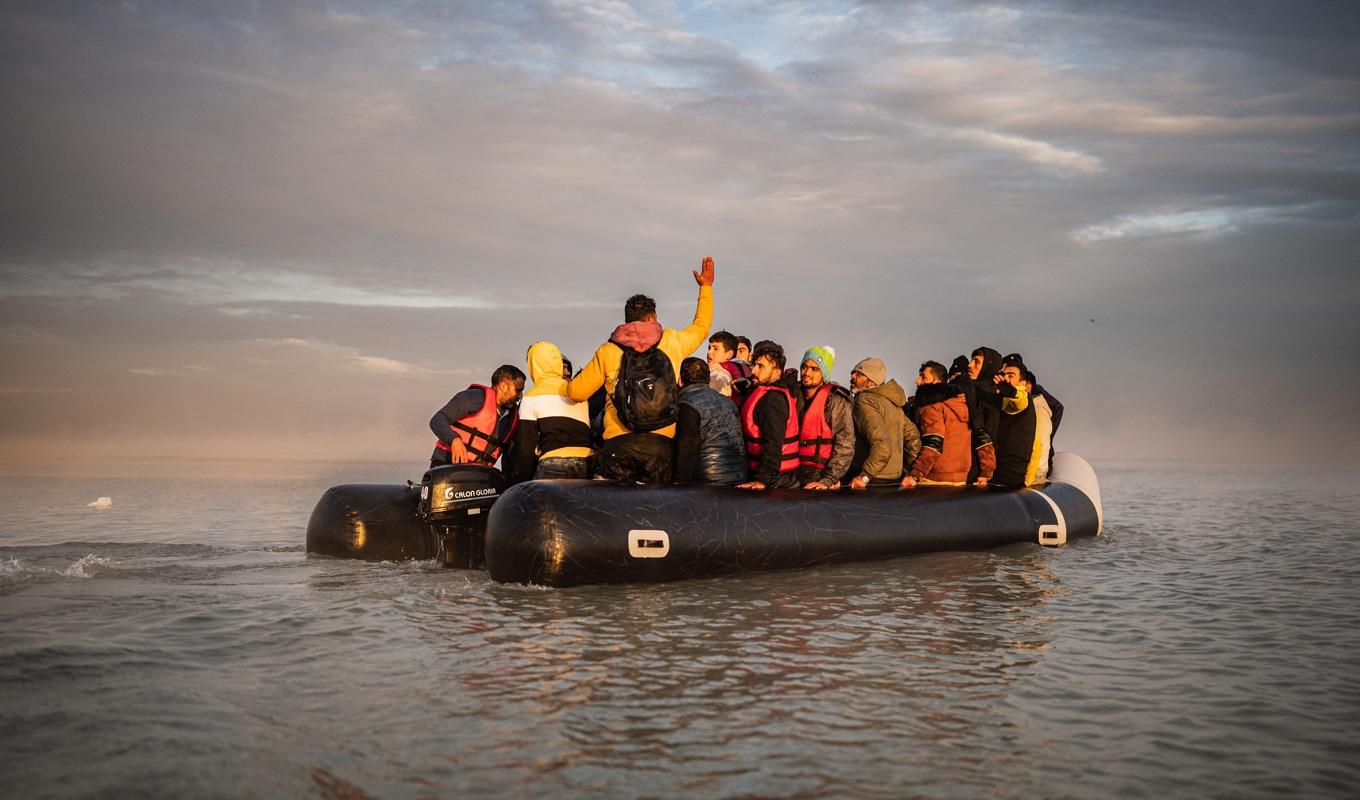 Migranter på en båt nära Dunkirk i norra Frankrike den 12 oktober 2022 i ett försök att ta sig över Engelska kanalen. Foto: Sameer al-Doumy/AFP via Getty Images