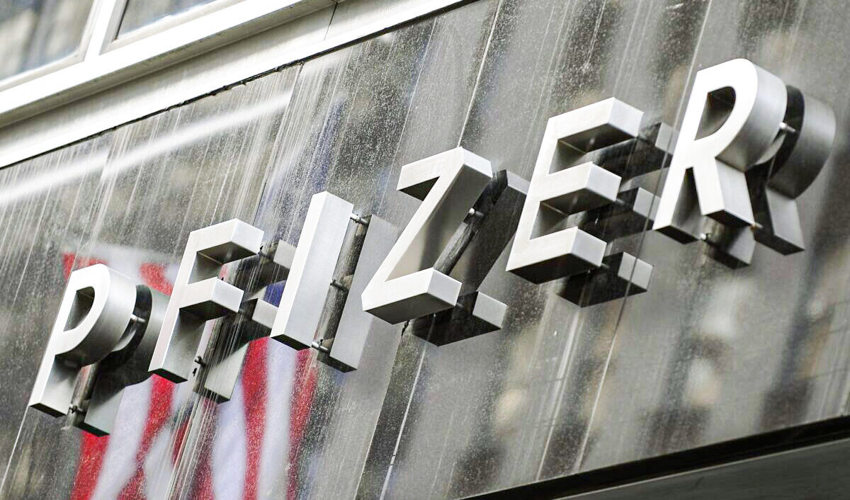 En Pfizer-skylt syns i New York. Foto: Timothy A. Clary/AFP via Getty Images
