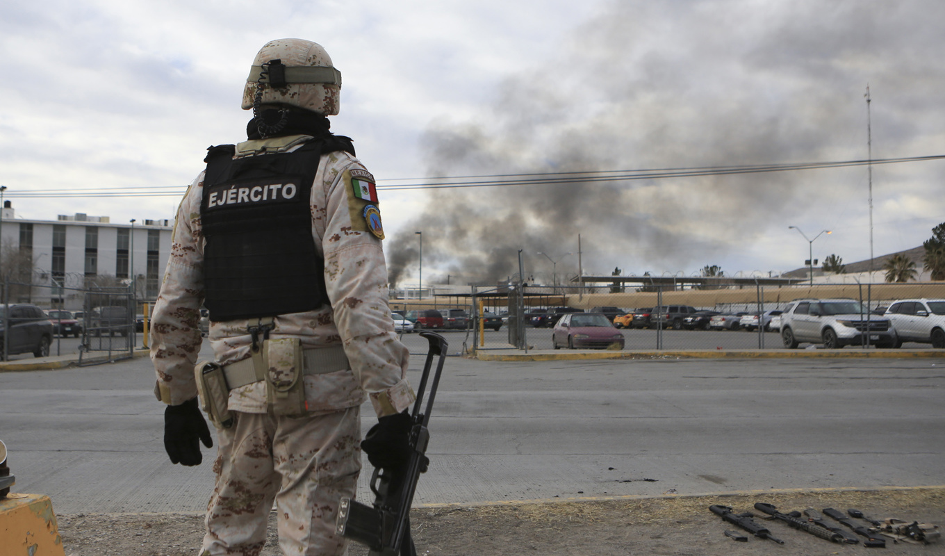 En mexikansk soldat står vakt utanför fängelset i Ciudad Juarez efter söndagens attack. Foto: Christian Chavez/AP/TT