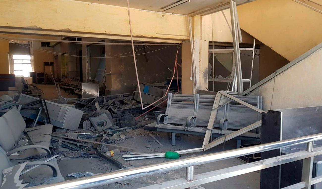 Bilden visar förödelsen på Damaskus internationella flygplats efter en israelisk attack i juni 2022. Den gången hölls flygplatsen stängd i två veckor för reparationer. Arkivbild. Foto: SANA/AP/TT