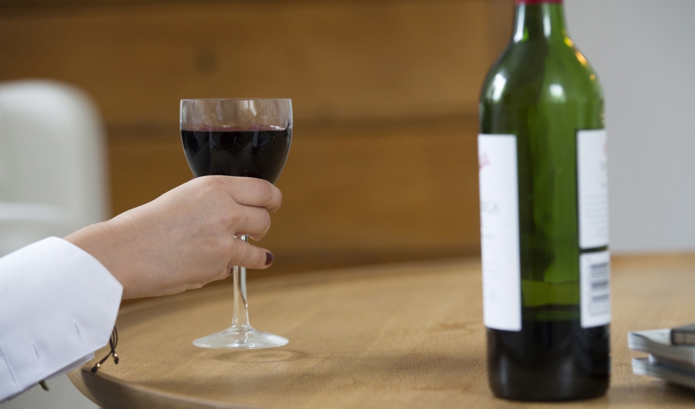 I Frankrike börjar alltmer alkoholfria alternativ – förutom vatten – serveras på krogarna. Arkivbild. Foto: Fredrik Sandberg/TT