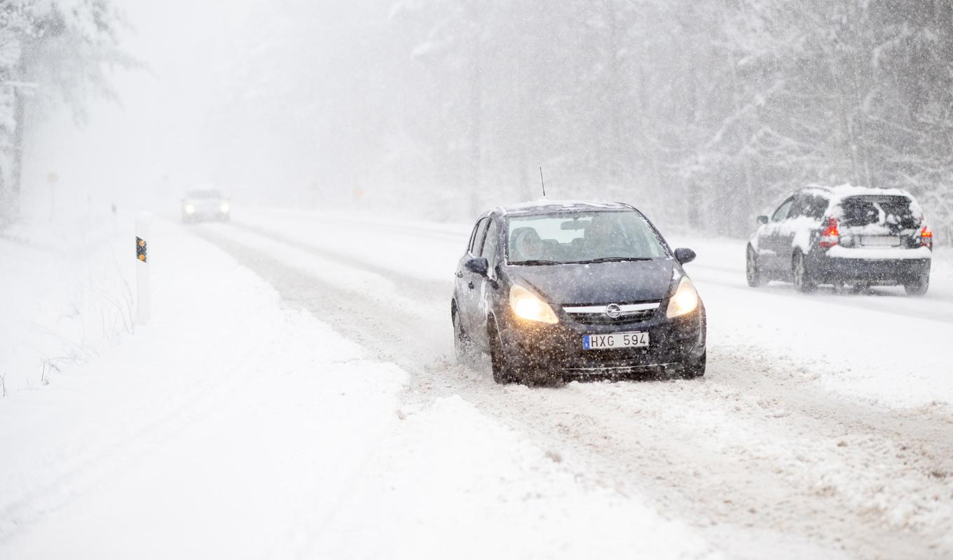 Stora mängder snö kan ställa till det i trafiken i södra Sverige kommande dagar. Arkivbild. Foto: Suvad Mrkonjic/TT