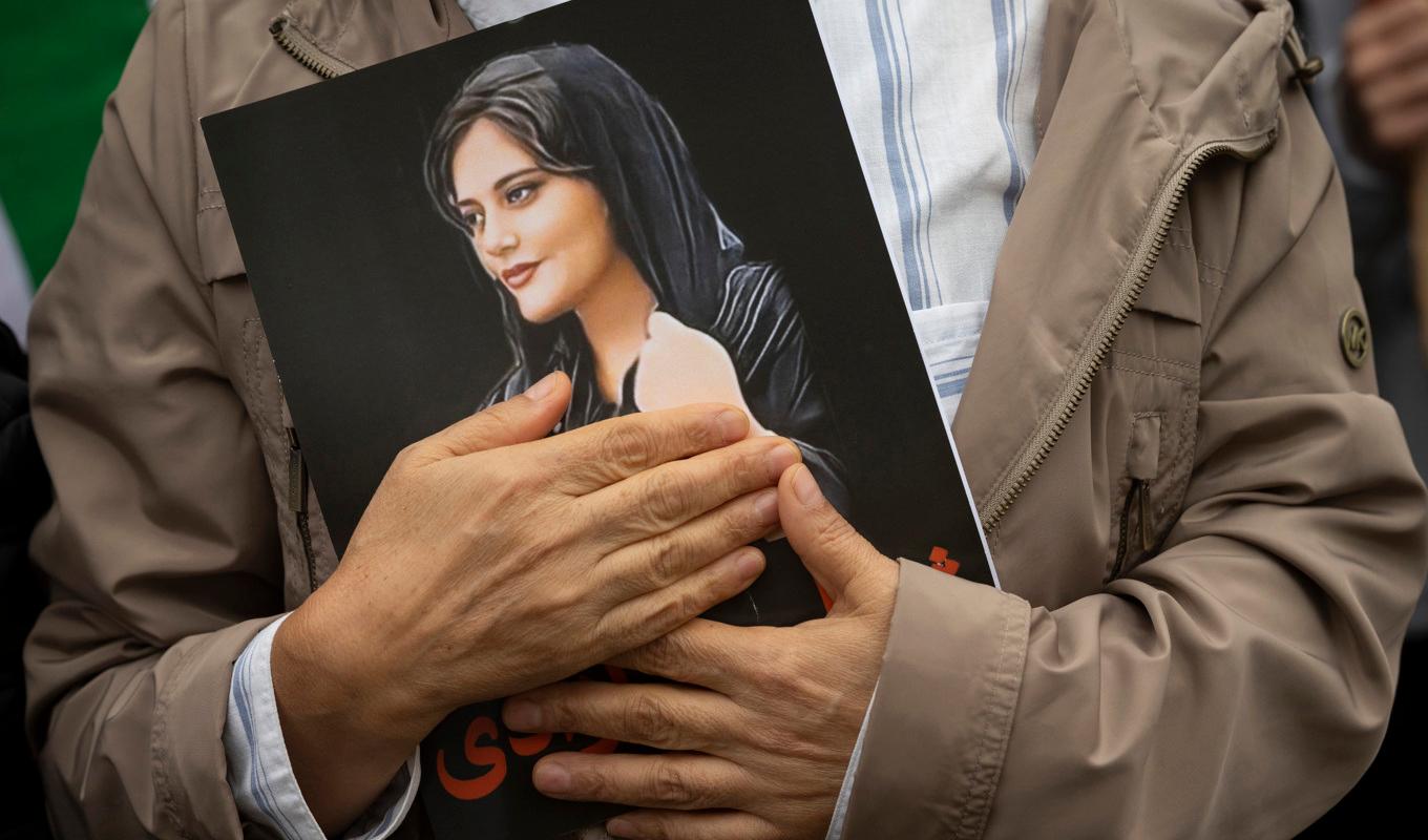 Mahsa Aminis död har lett till omfattande protester från frihetstörstande män och kvinnor i Iran. Arkivbild. Foto: Cliff Owen/AP/TT