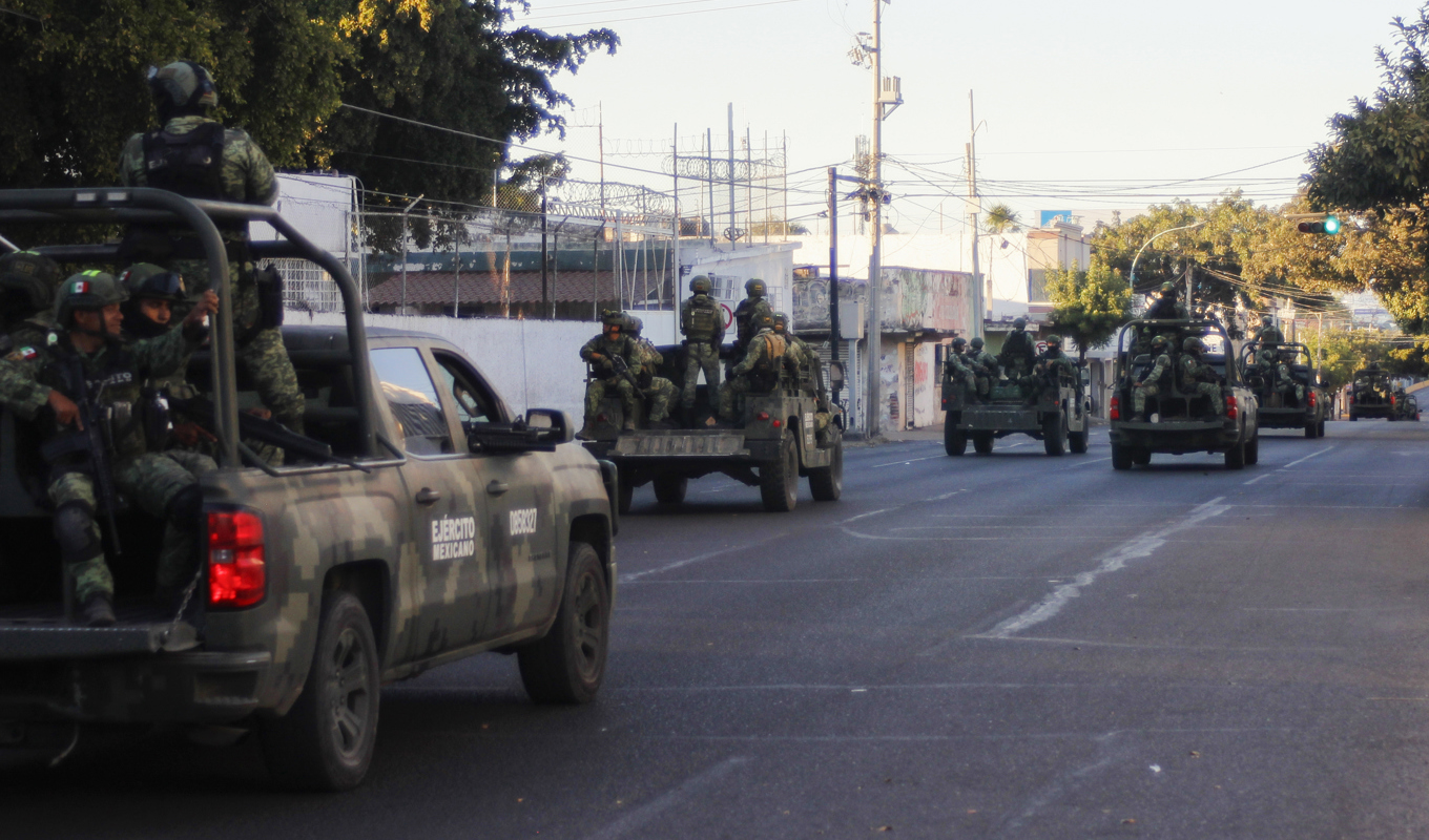 En militärkonvoj patrullerar Culiacáns gator på torsdagen efter gripandet av Ovidio "Musen" Guzmán. Foto: Martin Urista/AP/TT