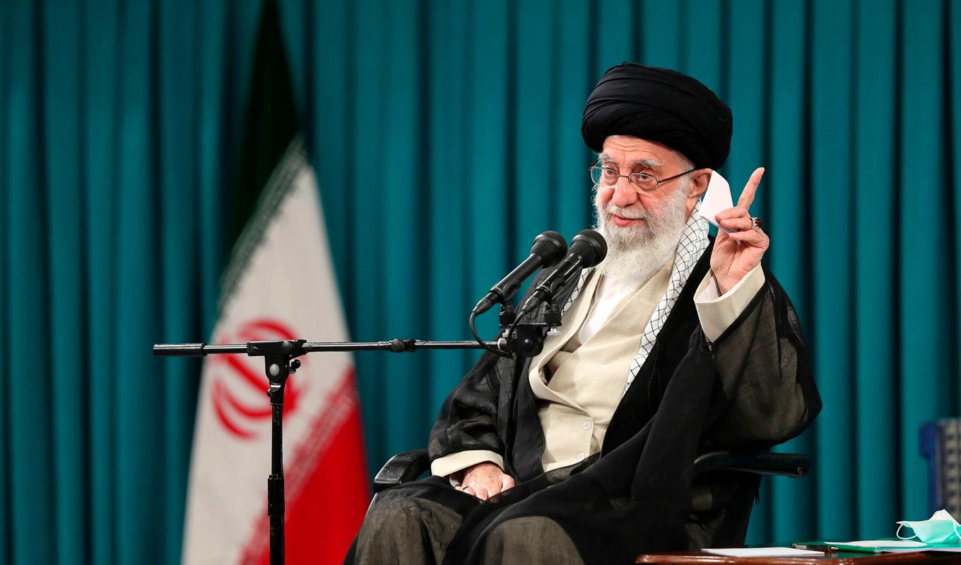 Irans högste ledare, ayatolla Ali Khamenei. Det islamiska styret har låtit avrätta minst fyra personer till följd av de stora protesterna i landet. Arkivbild. Foto: Ayatollans kansli via AP/TT
