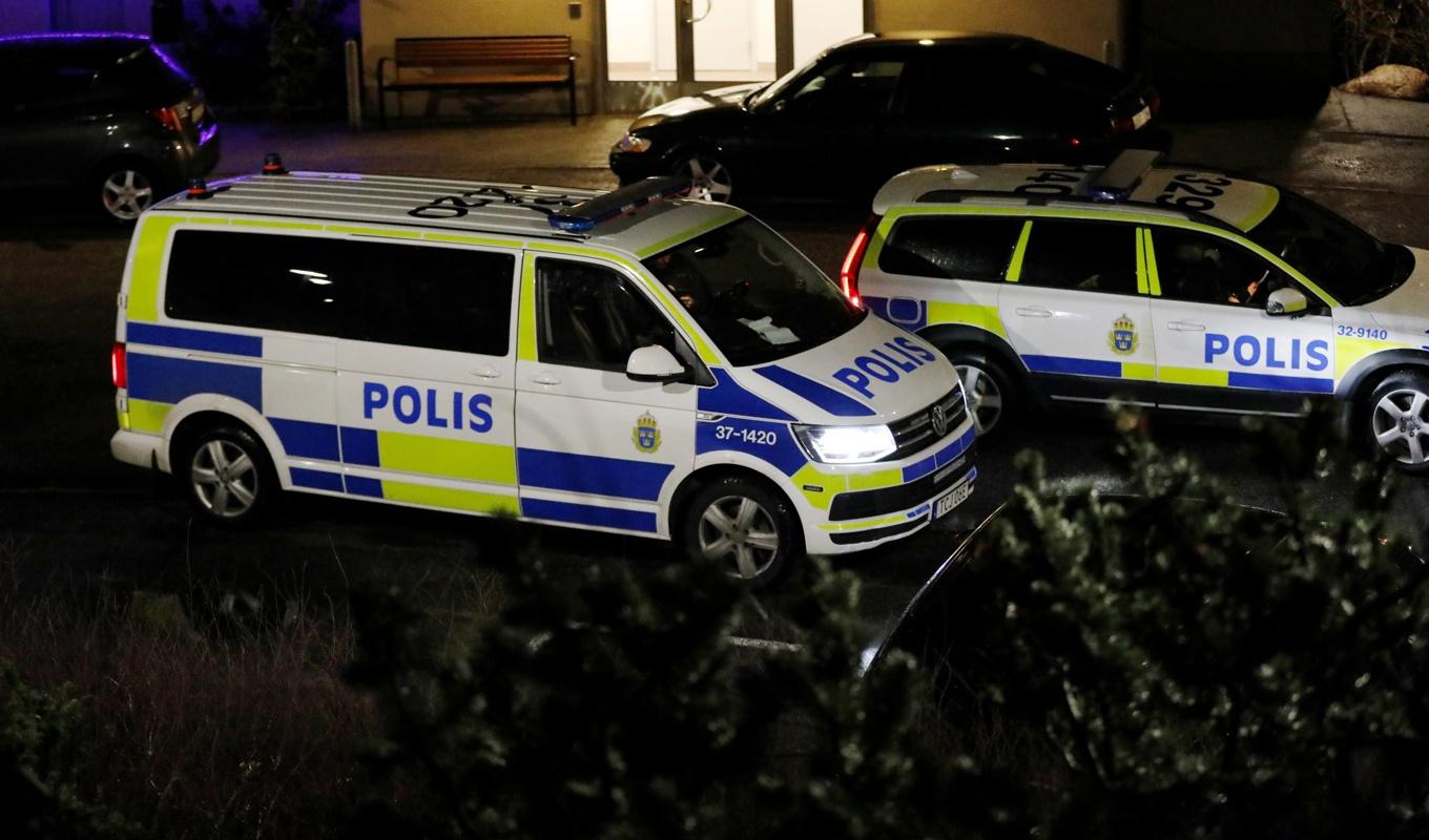Polisen på plats i Rågsved efter explosionen i en port till ett flerfamiljshus. Foto: Johan Jeppsson