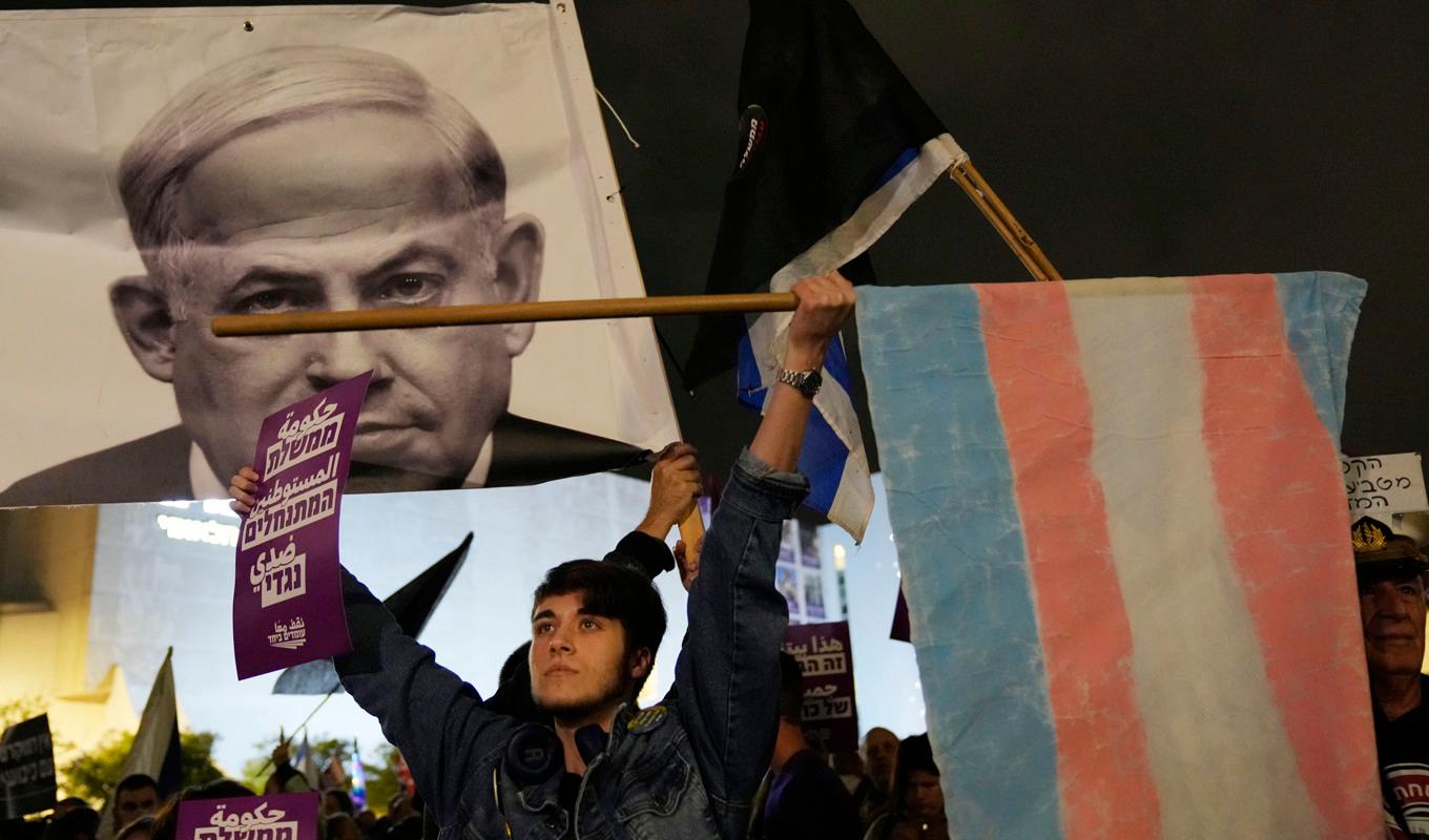 Demonstranter i Tel Aviv mot den israeliske premiärministern Benjamin Netanyahu och hans nya regeringspolitik. Foto: Tsafrir Abayov/AP/TT