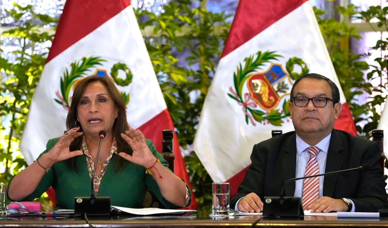 Perus president Dina Boluarte och premiärminister Alberto Otarola utreds för inblandning i folkmord under den senaste månadens protester mot regeringen. Arkivbild. Foto: Martin Mejia/AP/TT