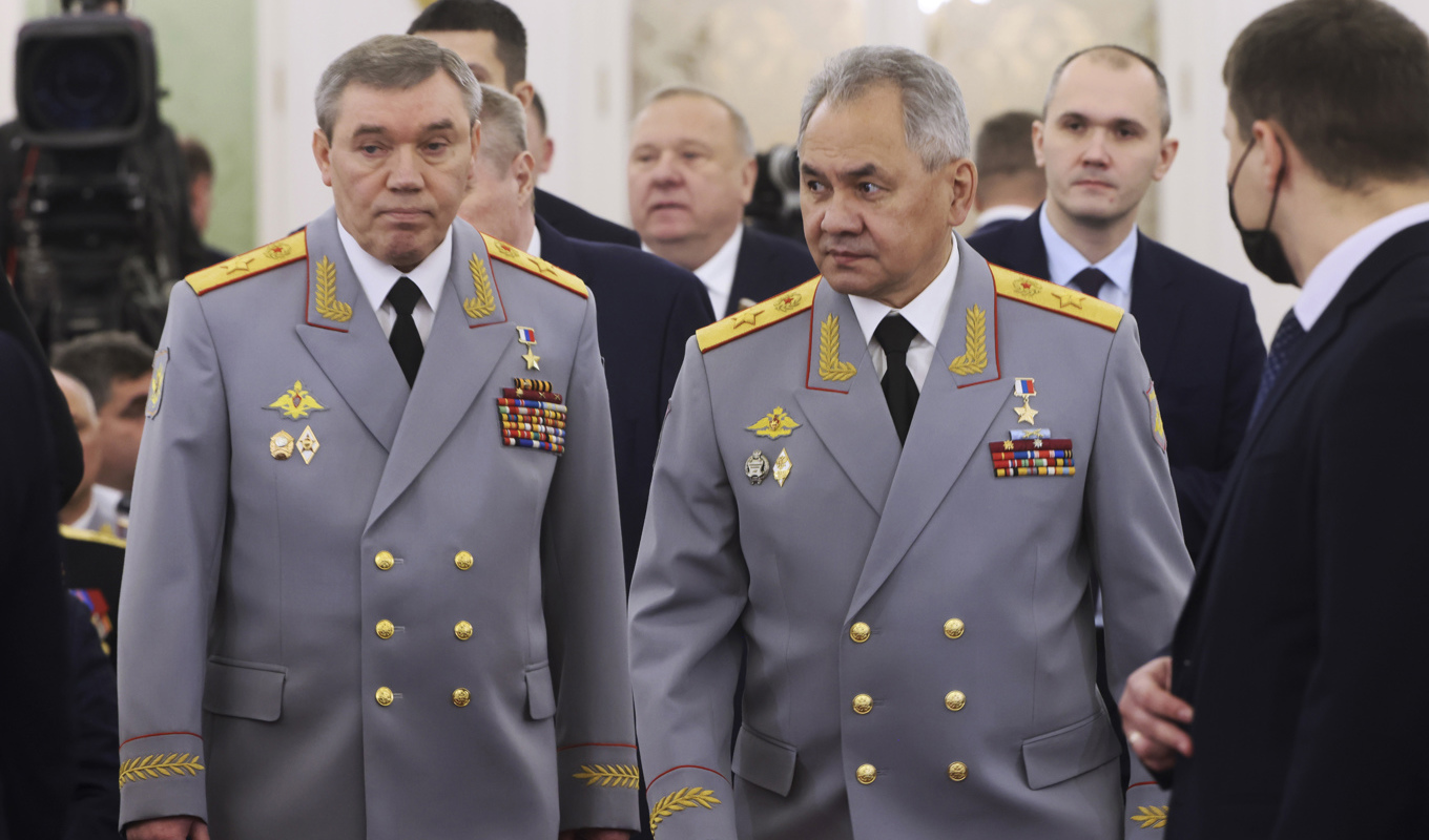 Den ryske generalstabschefen Valerij Gerasimov (till vänster) ersätter Sergej Surovikin som befälhavare för trupperna i Ukraina. Gerasimov och utrikesminister Sergej Sjojgu (till höger på bild) har fått utstå hård rysk kritik för hur kriget i Ukraina framskrider. Arkivbild. Foto: Mikhail Metzel/Sputnik/AP/TT