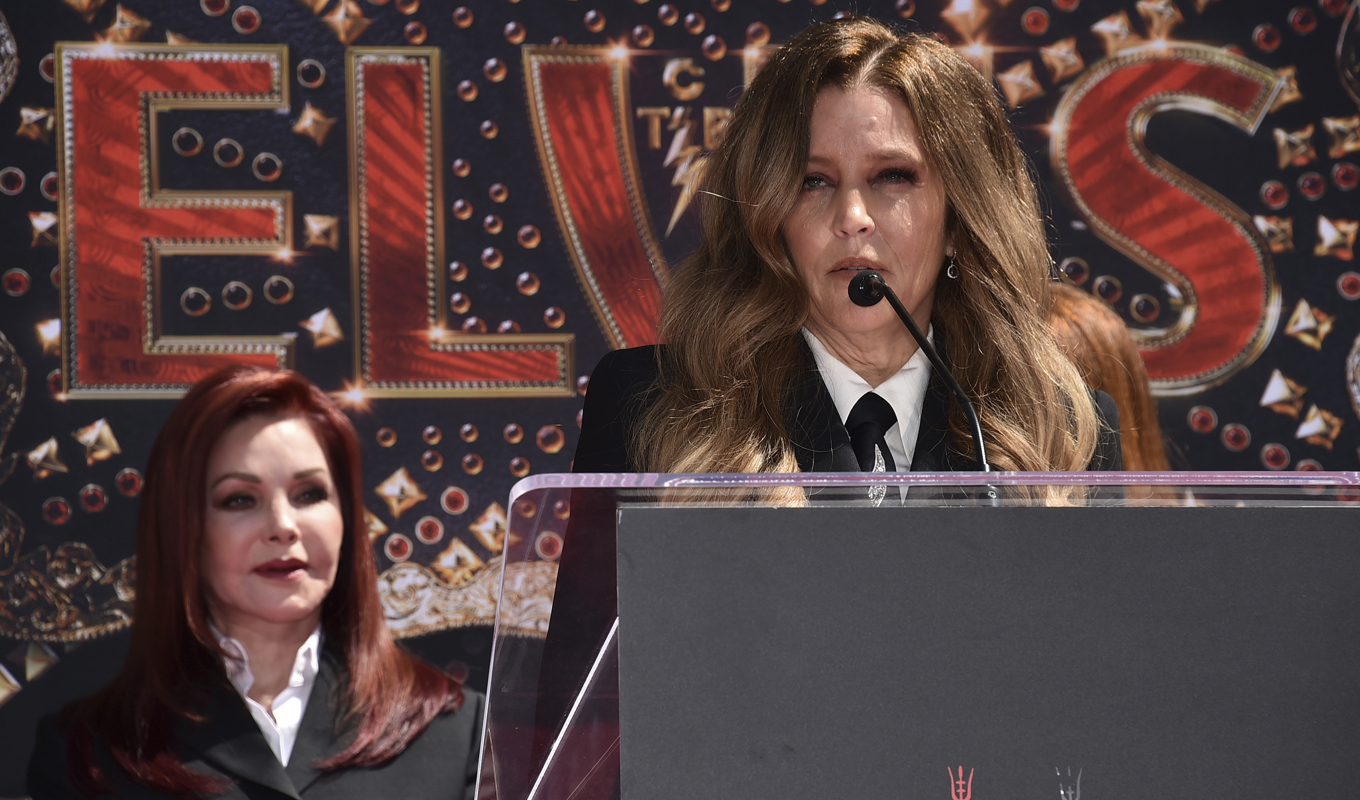 Sångaren och låtskrivaren Lisa Marie Presley (till höger) och hennes mamma Priscilla Presley i juni i fjol. Foto: Jordan Strauss/AP/TT