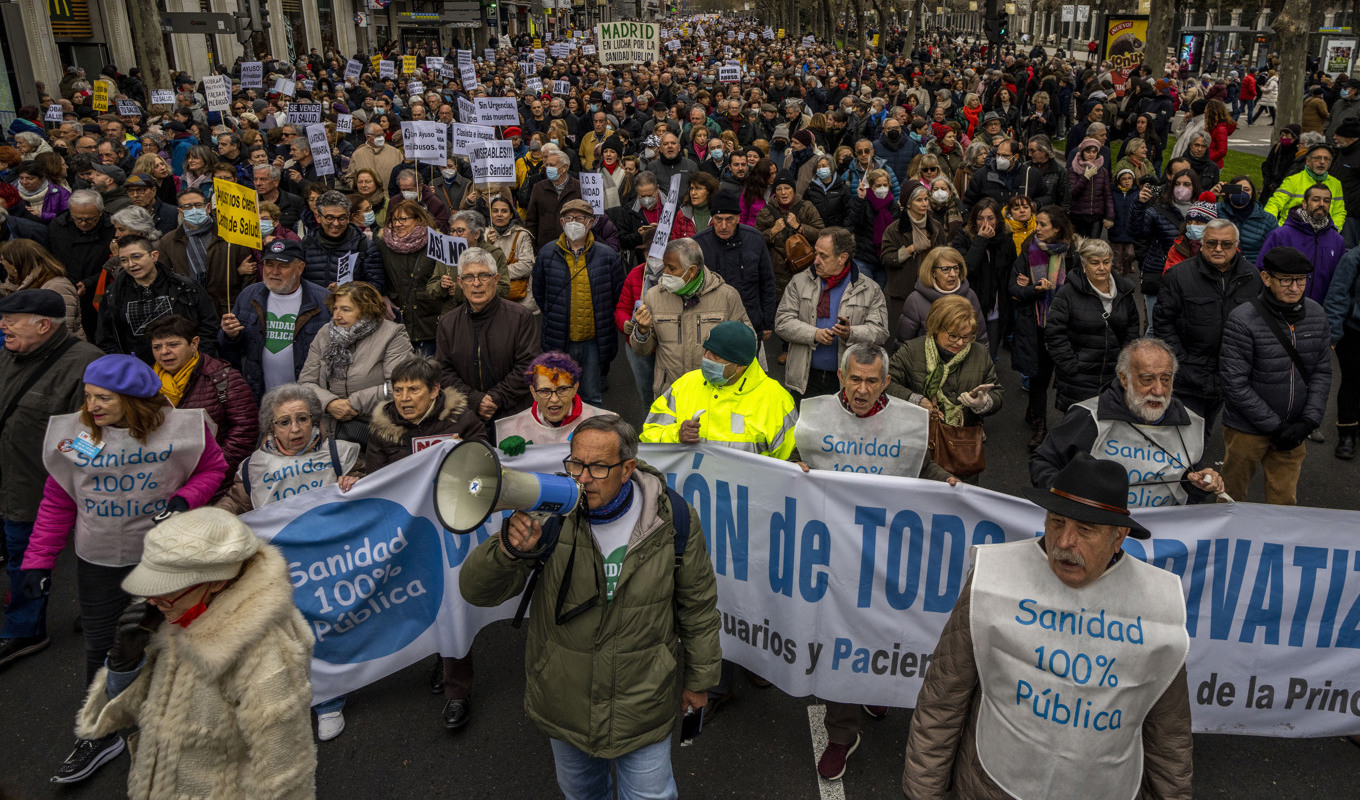 Tiotusentals demonstrerade i Spaniens huvudstad Madrid på söndagen, med krav på stopp för nedskärningar inom vården. Foto: Manu Fernandez/AP/TT