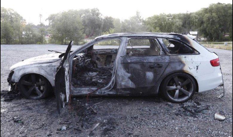 Den vita Audin som användes vid mordet på Adriana i Botkyrka hittades uppbränd vid en badplats i Sollentuna. Arkivbild. Foto: Åklagarens presentation/Polisen