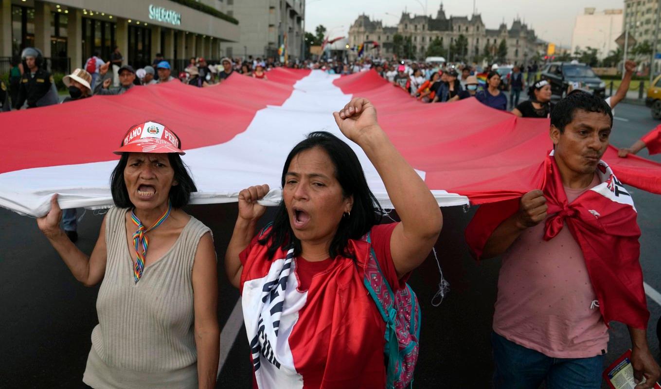 Demonstration i Lima på måndagen. På onsdag och torsdag väntas nya stora protester i Perus huvudstad. Foto: Martin Mejia/AP/TT