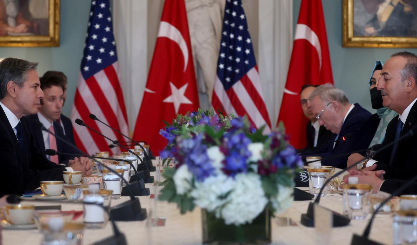 USA:s utrikesminister Antony Blinken och Turkiets utrikesminister Mevlut Cavusoglu (till höger). Foto: Leah Millis/Pool via AP/TT