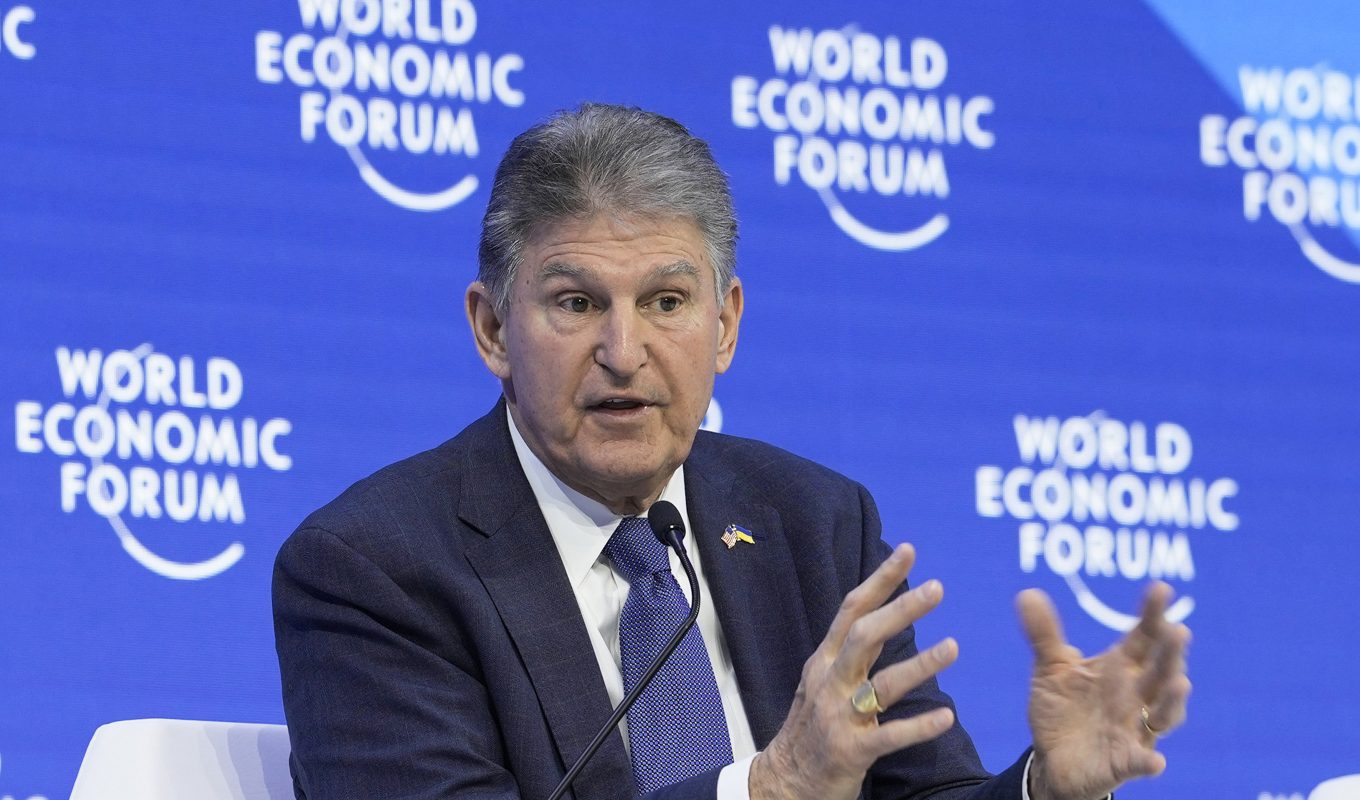 Senator Joe Manchin från det Demokratiska partiet vill göra upp med republikanerna i kongressen om en höjning av skuldtaket, men Vita huset vill inte förhandla om några villkor med motståndarna. Arkivbild. Foto: Markus Schreiber/AP/TT