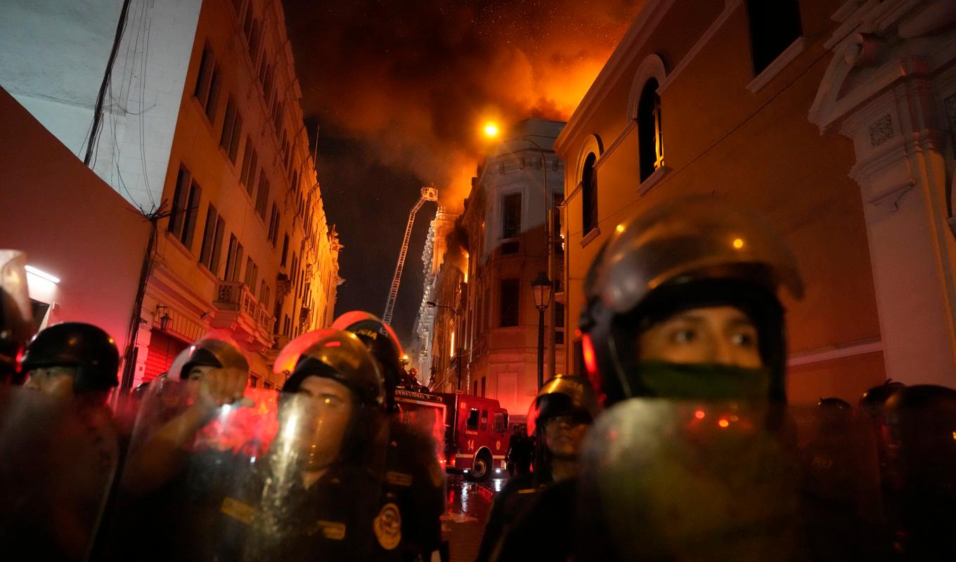 Kravallpolis blockerar en gata i Lima på torsdagskvällen. Foto: Martin Mejia/AP/TT
