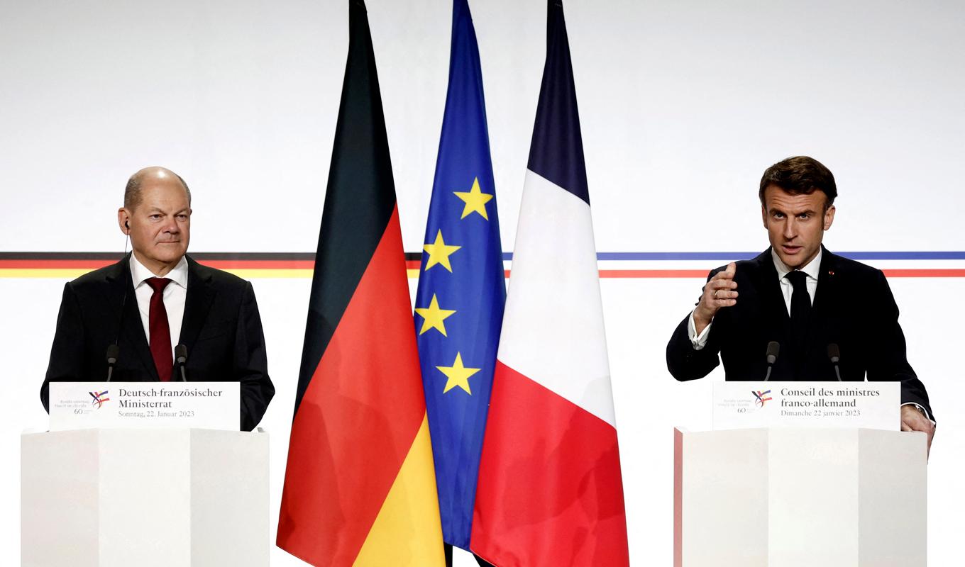 Tysklands förbundskansler Olaf Scholz, till vänster och Frankrikes president Emmanuel Macron under den presskonferens som hölls efter söndagens toppmöte i Paris. Foto: Benoit Tessier