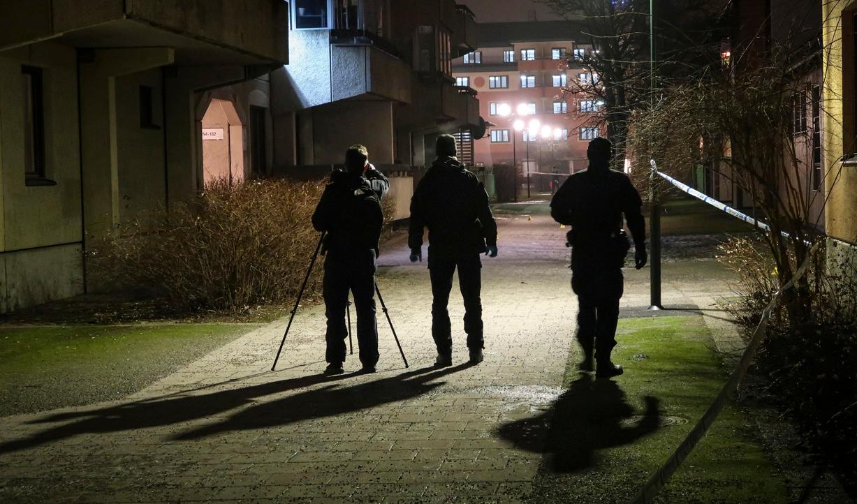 Polisens tekniker jobbade under lördagskvällen i ett bostadsområde efter uppgifter om en skottlossning i Enskede i södra Stockholm. Foto: Johan Jeppsson/TT