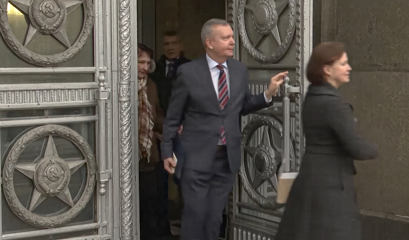 En stillbild från ett videoklipp visar hur Margus Laidre, Estlands ambassadör i Ryssland, lämnar det ryska utrikesdepartementet i Moskva på måndagen. Foto: Rysslands utrikesdepartement/AP/TT