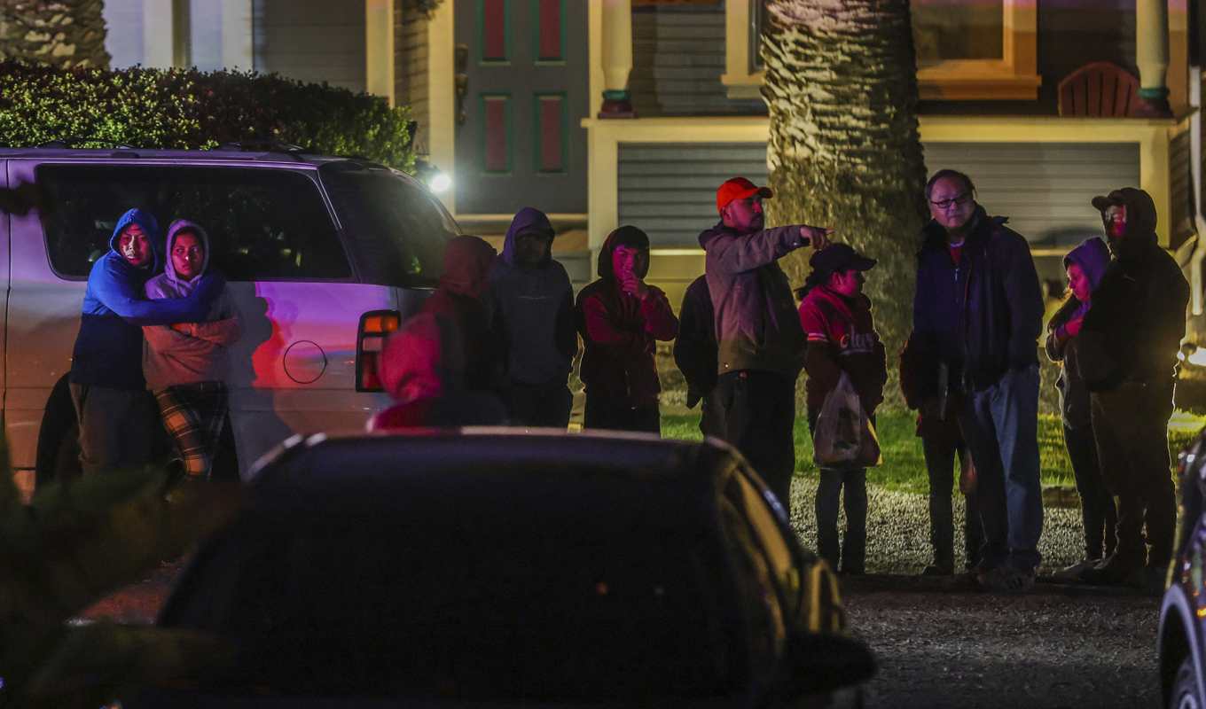 Chockade invånare i Half Moon Bay vid platsen för en av de två skjutningarna i samhället. Foto: Gabrielle Lurie/AP/TT