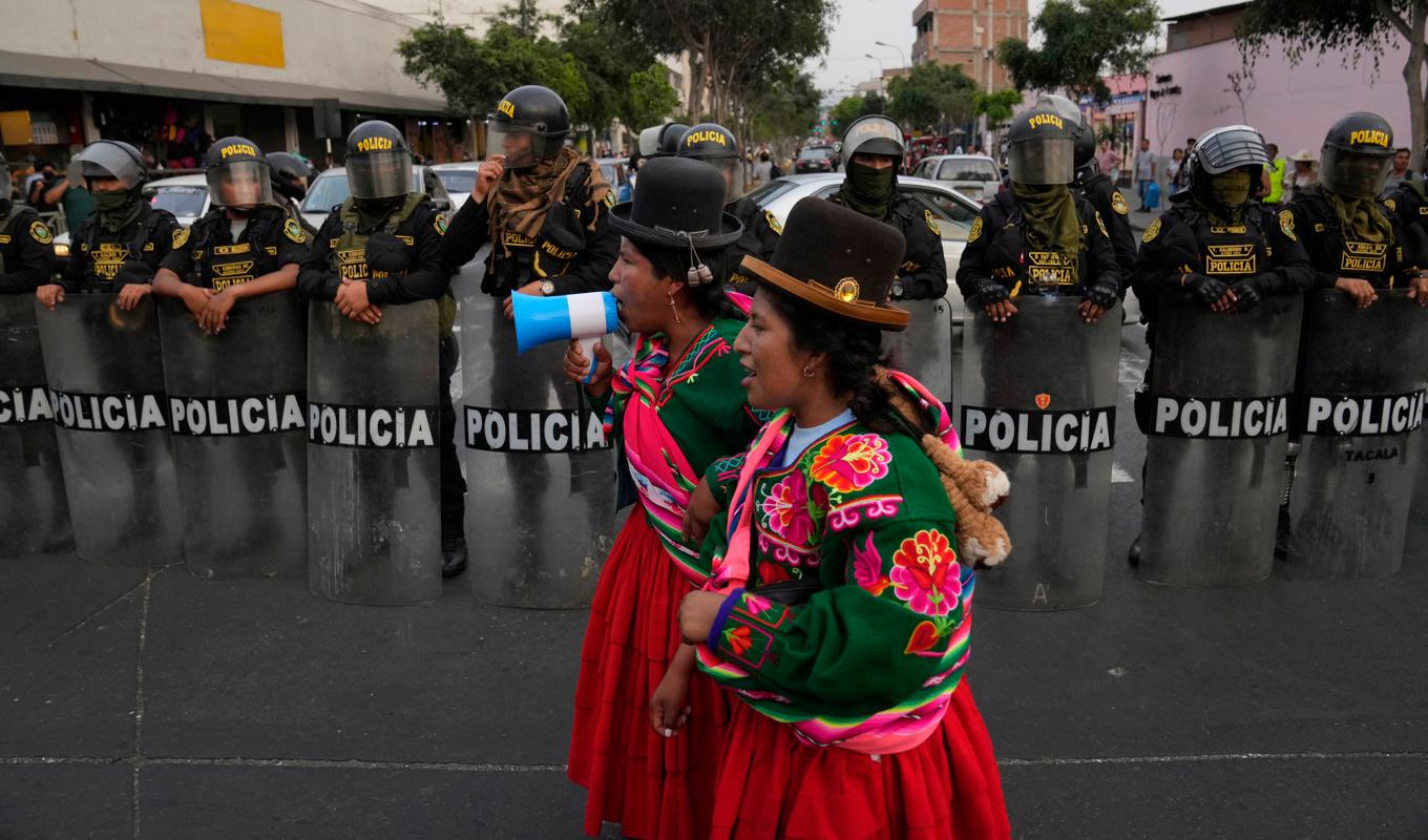 Demonstranter i Perus huvudstad Lima kräver regeringens avgång och rättvisa åt dödsoffren. Foto: Martin Mejia/AP/TT