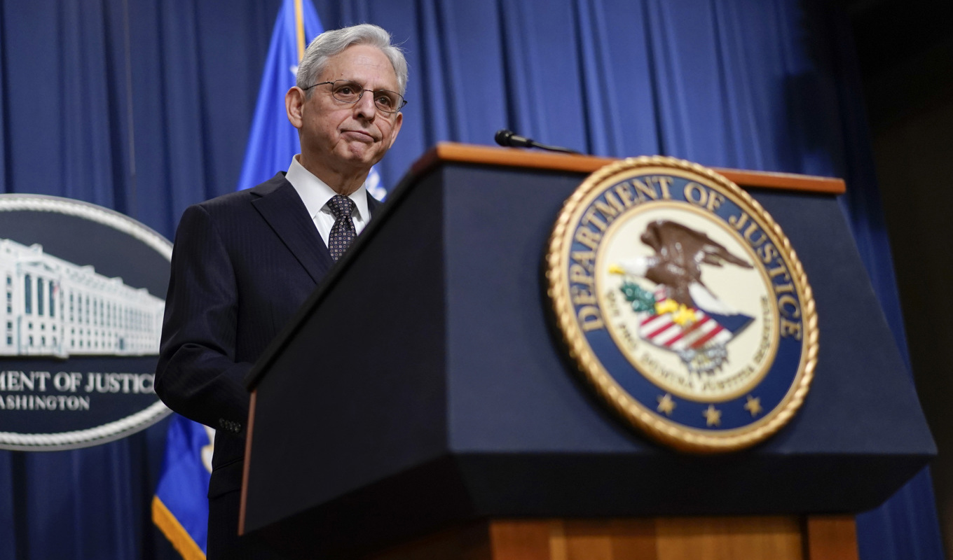 USA:s justitieminister Merrick Garland berättar på fredagen om ett mordförsök på en exiliranier. Tre personer har gripits. Foto: Carolyn Kaster/AP/TT
